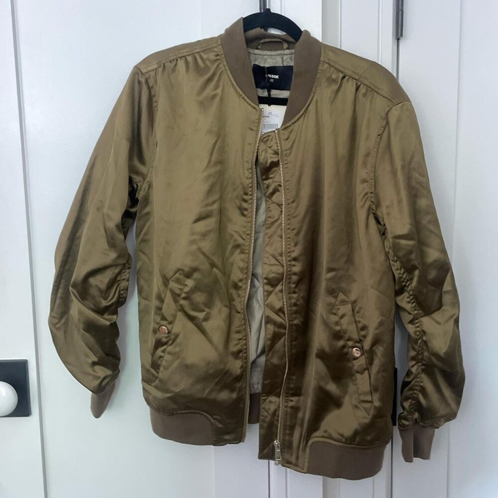 Khaki bomber jacket with a relaxed fit #bomberjacket